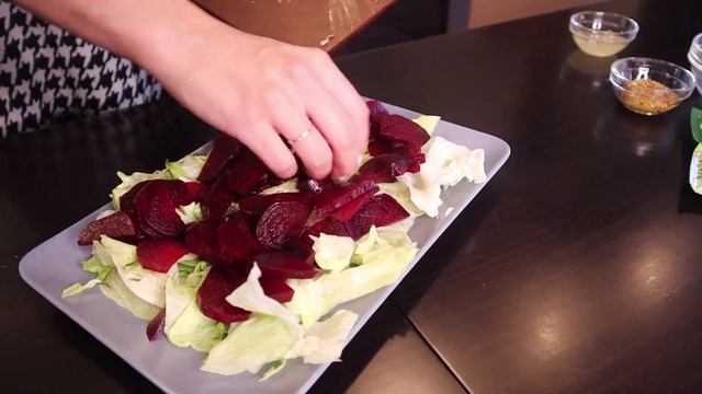 ? САЛАТ С ЗАПЕЧЕННОЙ СВЕКЛОЙ И ЖАРЕНЫМ СЫРОМ ? смотреть онлайн