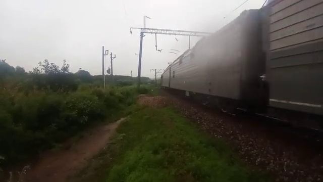 Электровозы 3ЭС5К-628 и 3ЭС5К-336 "Ермак" со сдвоенным грузовым поездом летним вечером на Транссибе смотреть онлайн