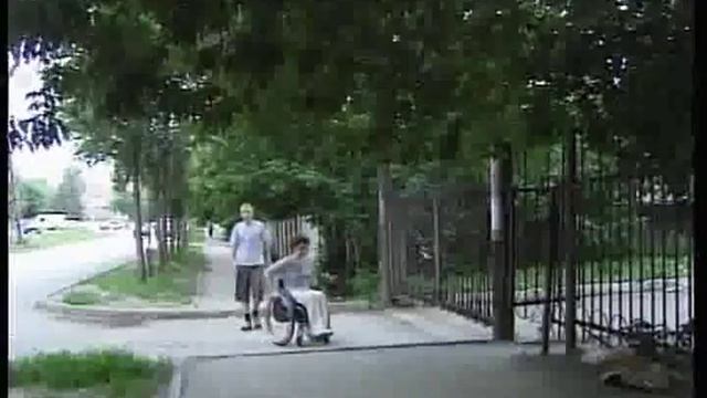 Так надо обращаться с инвалидами- колясочниками!