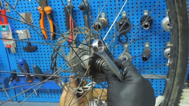 Как заменить трещотку и цепь на горном велосипеде?\\Сервис от Байк Центр смотреть онлайн