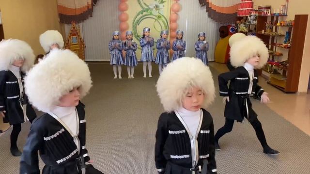 Танец для дошкольников «Порушка- Параня» Сочетание русского народного танца и зажигательной лезгинк смотреть онлайн