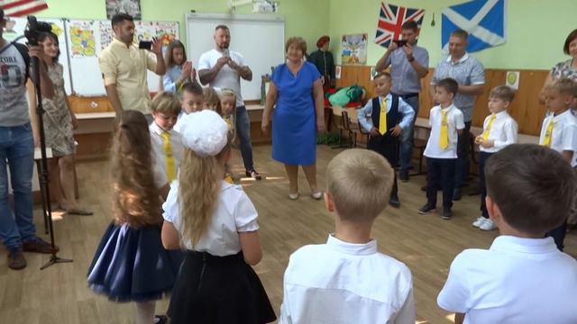 Первый раз в Первый класс! School is Cool смотреть онлайн