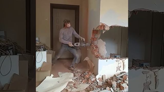 Ломаем стену отбойным молотком! Снос перегородки в офисе смотреть онлайн