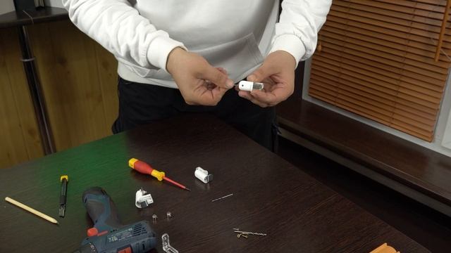 Монтаж боковой фиксации, троса на горизонтальных деревянных или бамбуковых жалюзи с шириной ламелей