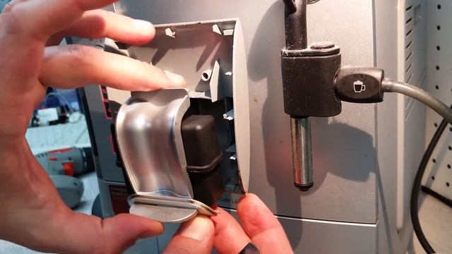 Замена носиков подачи кофе и их чистка на кофемашине Bosch. смотреть онлайн
