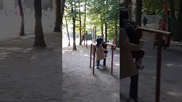 С флагом по парку . Шервудский лес. Калининград. июнь 2023 смотреть онлайн