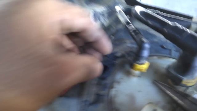04 Ford F150 How to disconnect fuel lines... смотреть онлайн