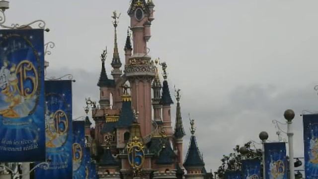 Port Aventura y Disneyland París смотреть онлайн