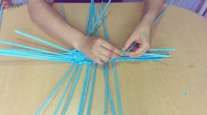 Плетение корзин из газет. Как плести овальное дно #3