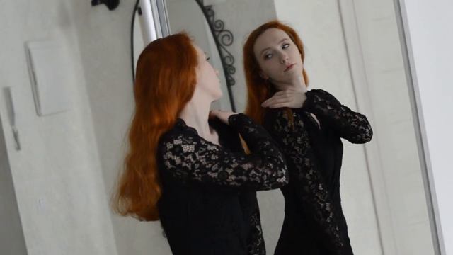 Девушка в чёрном пеньюаре