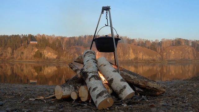 костер на рыбалке, уха