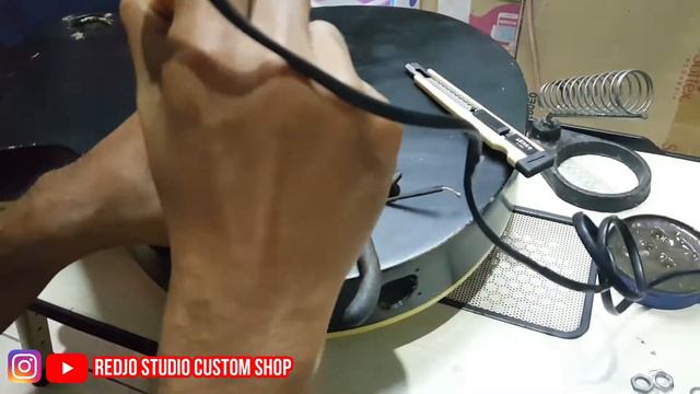 Assembling My Redjo Les Paul Leight Relic Guitar смотреть онлайн