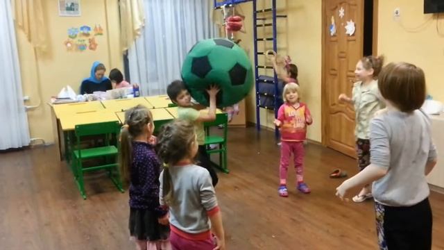 Классный мяч-подарок для детей в детском доме :) смотреть онлайн
