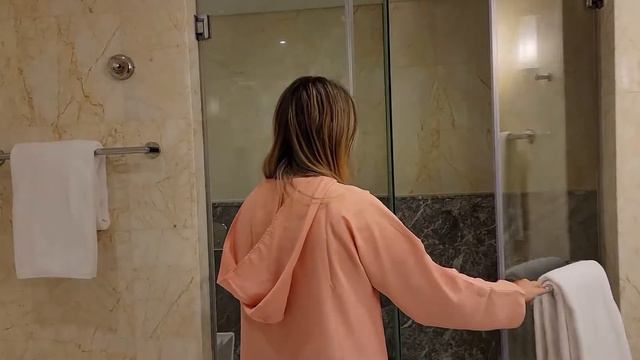 Conrad Etihad Towers Hotel Room Tour | Abu Dhabi 2022 смотреть онлайн