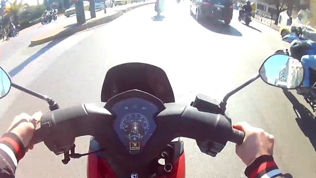 YX130 -  Lane Splitting And Traffic Filtering In Athens[RAW]