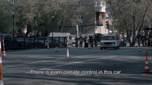 Даниил Квят сдает на права