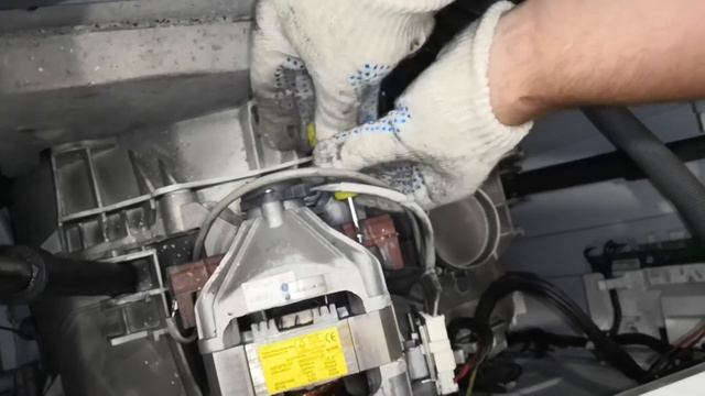 КАК ЗАМЕНИТЬ АМОРТИЗАТОРЫ БАРАБАНА И ЩЁТКИ В ЭЛЕКТРОДВИГАТЕЛЕ СТИРАЛЬНОЙ МАШИНЫ АРИСТОН СВОИМ РУКАМ смотреть онлайн