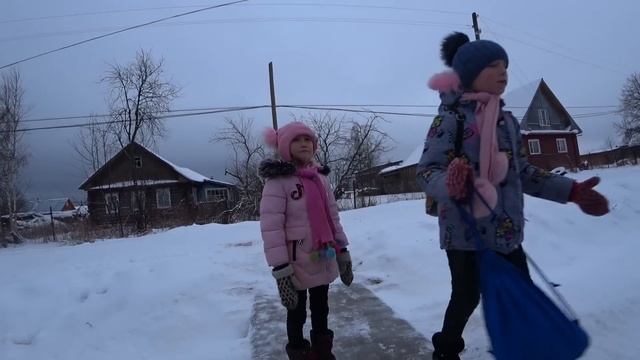 День получки/ Посёлок ожил/ Город не отпускает меня/ смотреть онлайн