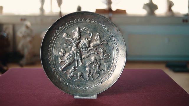 A Sasanid silver plate with Shapur II hunting смотреть онлайн
