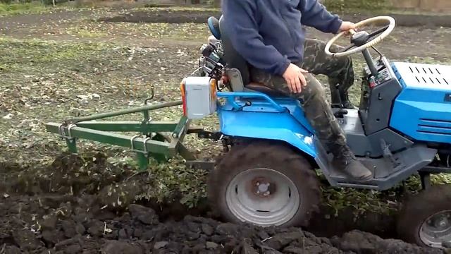 Осенняя пахота минитрактором Т-012, часть 1 смотреть онлайн