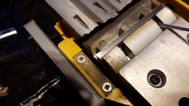 Как установить и отрегулировать ножи на электрорубанке смотреть онлайн