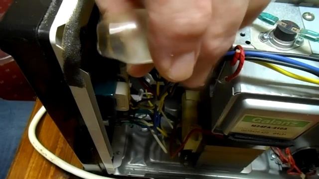 How to Fix a Microwave Oven - Simple Fuse Replacement смотреть онлайн