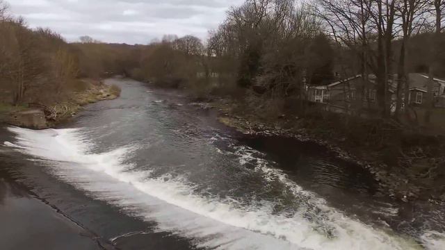 DJI Inspire 1 Drone flying over the River Aire and Leeds Liverpool canal 4K 2160 смотреть онлайн