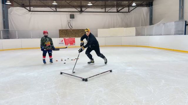 Тренировка на льду. Техника рук. Дриблинг. #hockeyplayers #hockeyskills #icehockey