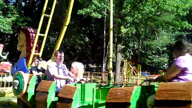 Парк Победы день молодежи.Я,моя дочь и мой друг катаемся на атракционе"Ермак" смотреть онлайн