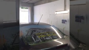 Как клеить наклейку на авто из перфорированной пленки