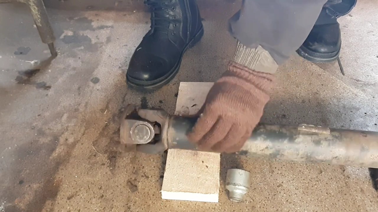 ШЕВРОЛЕ НИВА КАК ПОМЕНЯТЬ КРЕСТОВИНУ НА КАРДАНЕ ? смотреть онлайн