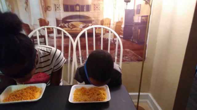 #KEEP UP WITH JONES FRUIT ROLL-UP CHALLENGE#BELOVE#SPICY NOODLE CHALLENGE смотреть онлайн