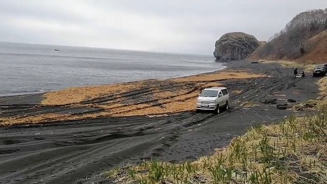 Nissan Elgrand e50 едет по песку. смотреть онлайн