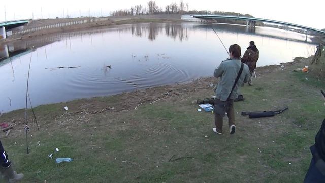 Ловля Язя ,весной, на донку на червяка выползка смотреть онлайн