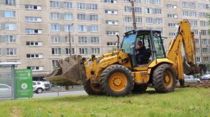 Экскаватор погрузчик копает роет