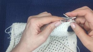 Вертикальная петля для пуговицы спицами на планке.