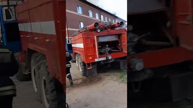 Горит Карла Маркса, 54, жильцы помогают тушить пожар смотреть онлайн