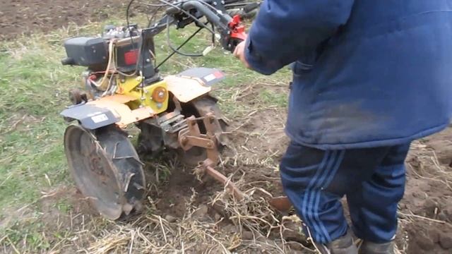Пробуем пахать огород мотоблоком Карвер дизель 9 л.с. смотреть онлайн