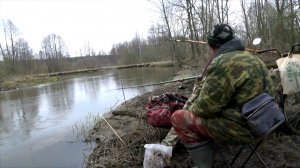 Рыбалка 5 апреля на речке, жду выход рыбы к берегу