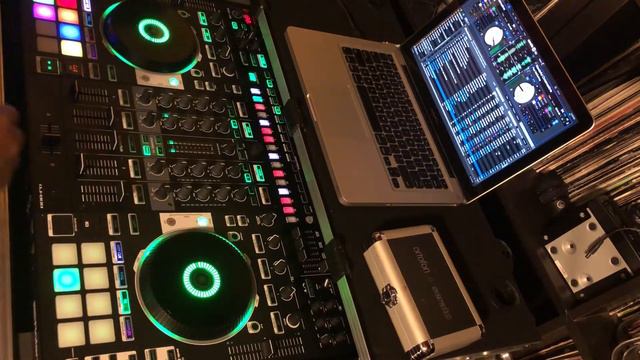 First time on the Roland 808 Christmas смотреть онлайн