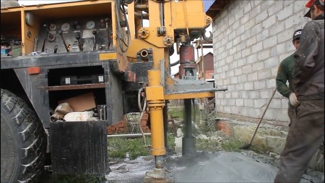 Бурение на УРБ-2А2 с компрессором. Видео с 2-х скважин бригады Бурспецтехники смотреть онлайн