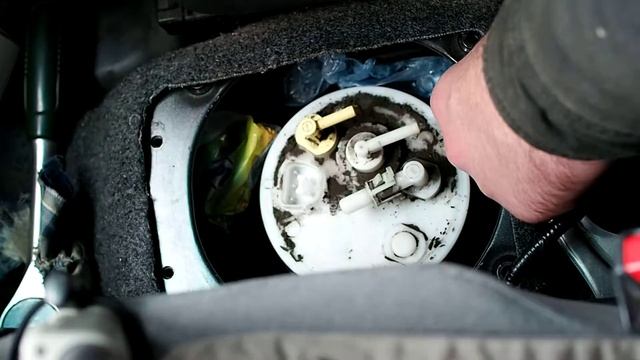 4.2 откручиваем крышку фильтра смотреть онлайн