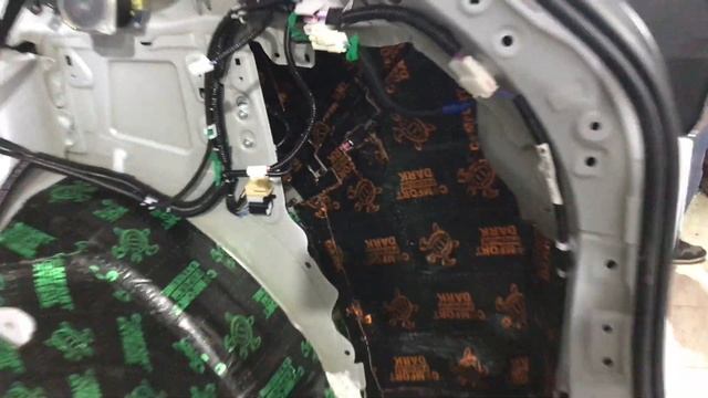 Toyota RAV4 "обесшумка". Очередной кроссовер на полную шумо-вибро изоляцию материалами Комфортмат. смотреть онлайн