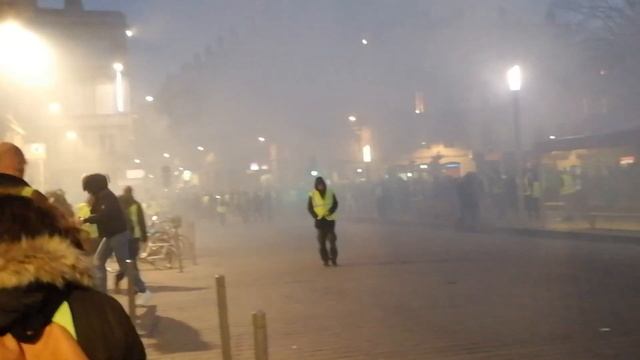 Gilets jaunes Bordeaux, Place Pey-Berland devant l'hôtel de ville ACTE 4 (2/2) смотреть онлайн