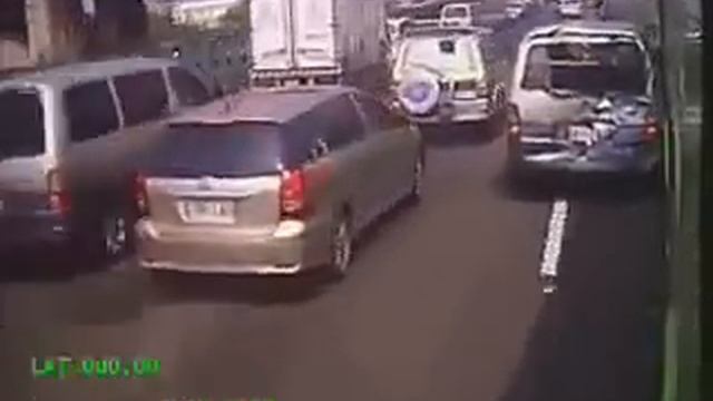 Китайская фура протаранила кучу машин! смотреть онлайн