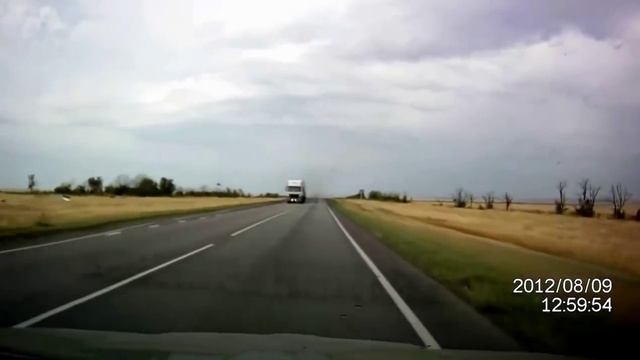 Военный самолет летит над федеральной трассой! смотреть онлайн