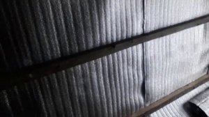 Продолжаем строить баню своими руками дешево-утепляем стены и начинаем обшивать досками