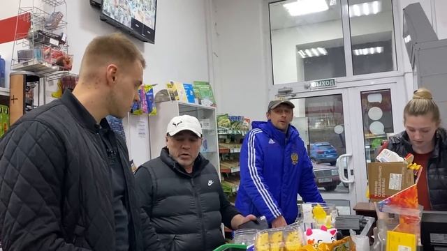 РАЗЪЯСНИЛ ПОЛИЦИИ ПО ЗАКОНУ / ППС ГУГЛЯТ ЗАКОНЫ НА КАМЕРУ / НАГЛЫЙ ДИРЕКТОР ПЕРЕОБУВАЕТСЯ НА ЛЕТУ смотреть онлайн