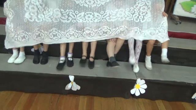 Танец "Веселые ножки" с младшими смотреть онлайн