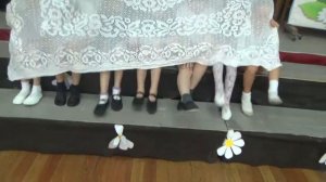 Танец «Веселые ножки» с младшими